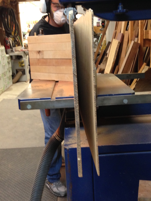 3625 Look at the end of the veneer closest to the fence. It's a uniform 3/32 of an inch all the way across it's 11 1/2 inch width.