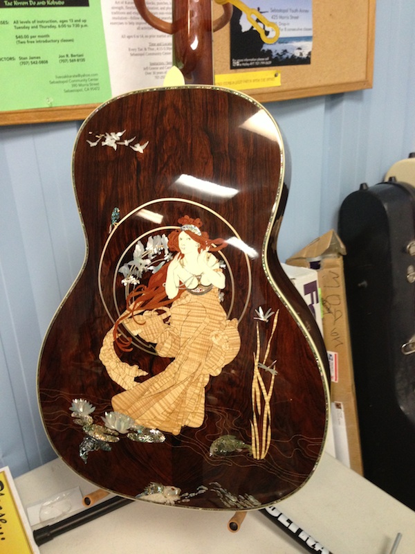 nouveau guitar back